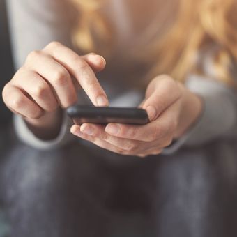 Teenagerin mit Telefon